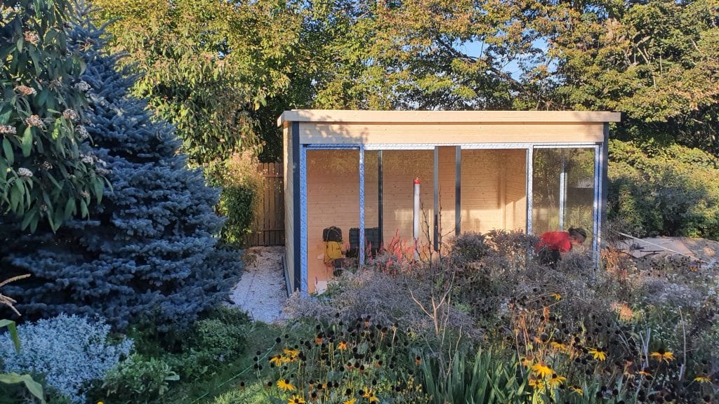Domeo moderný záhradný domček realizácia na betónovú dosku